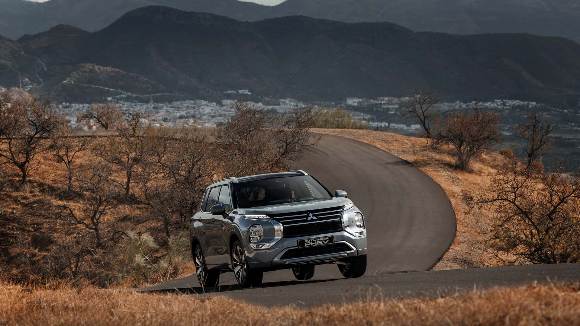 Το αναβαθμισμένο Mitsubishi Outlander PHEV κάνει ντεμπούτο με μεγαλύτερη μπαταρία και αυτονομία 844 χλμ