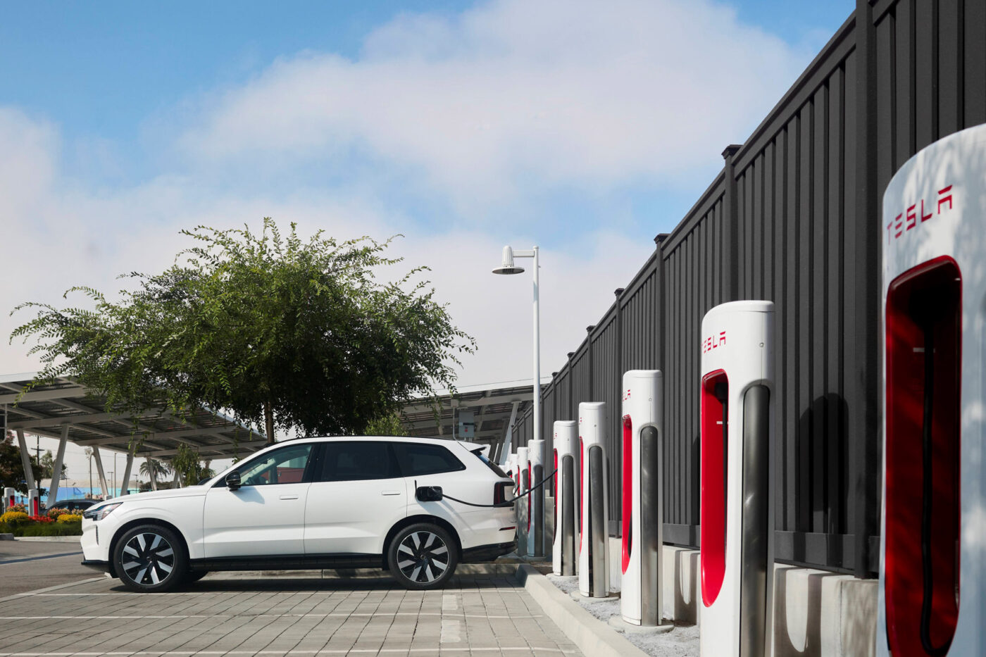 Τα ηλεκτρικά της Volvo θα φορτίζονται στους Supercharger της Tesla