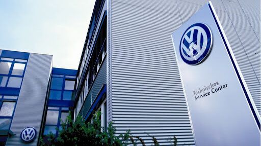 Η VW εξετάζει το ενδεχόμενο να κλείσει έως και τρία εργοστάσια στη Γερμανία