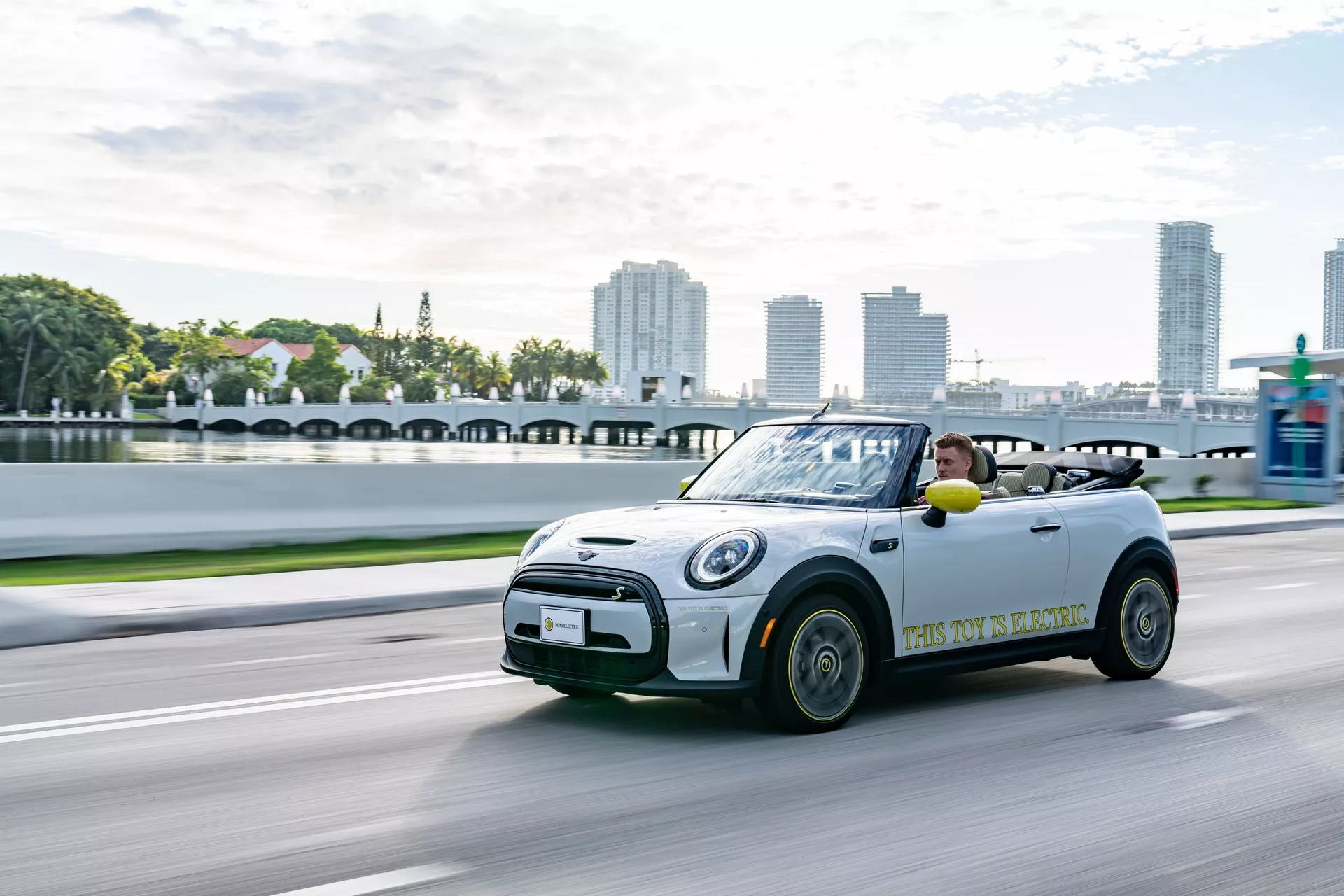 Η Mini «παγώνει» τα σχέδια για το ηλεκτρικό Cooper Convertible