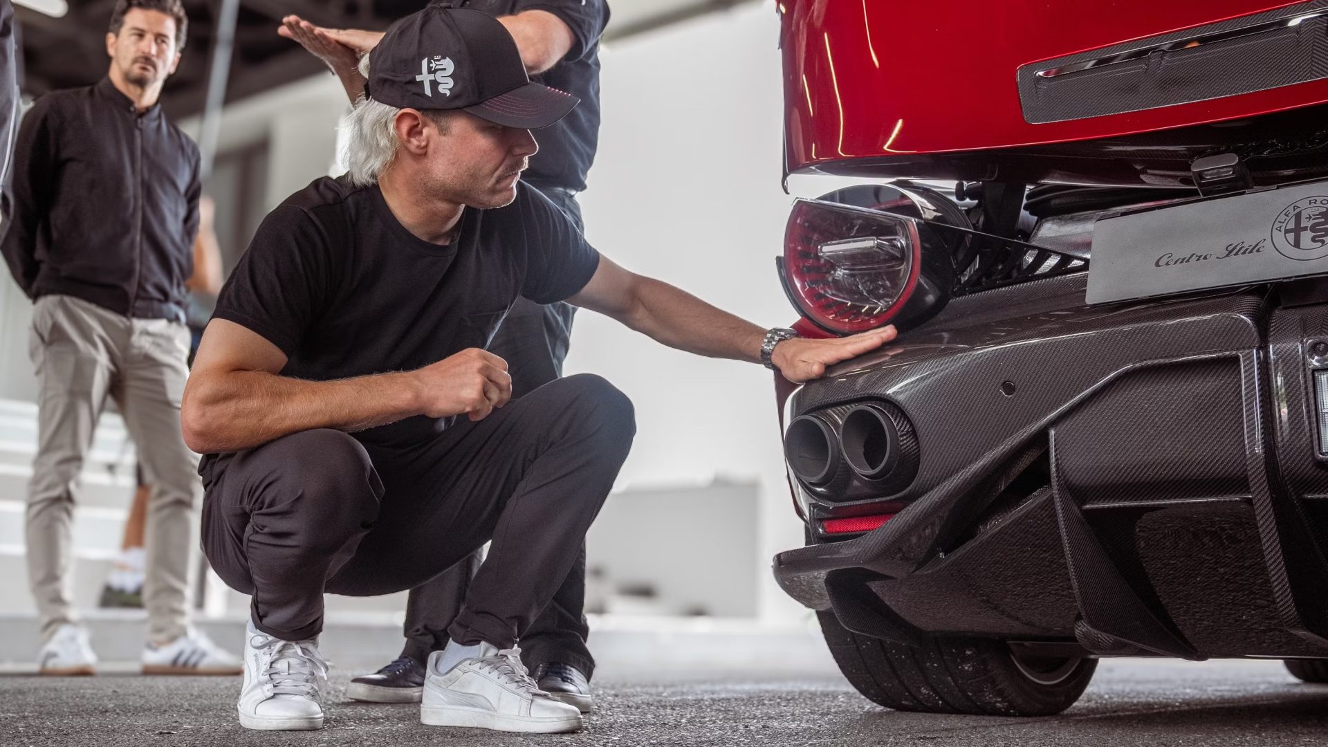 Ο Valtteri Bottas «μαστιγώνει» στα όρια την Alfa Romeo 33 Stradale [video]