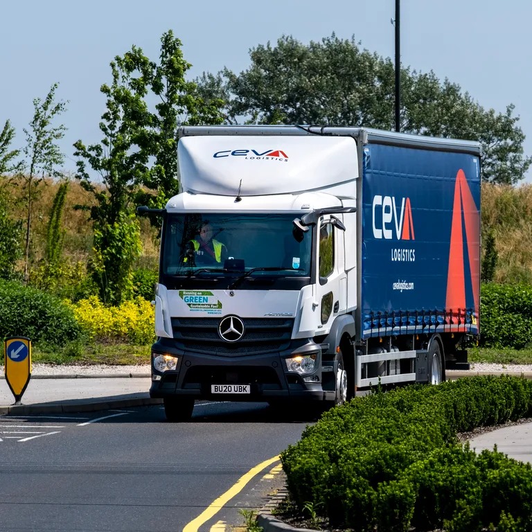 BMW και Ceva Logistics δοκιμάζουν ηλεκτρικό μεταφορέα αυτοκινήτων