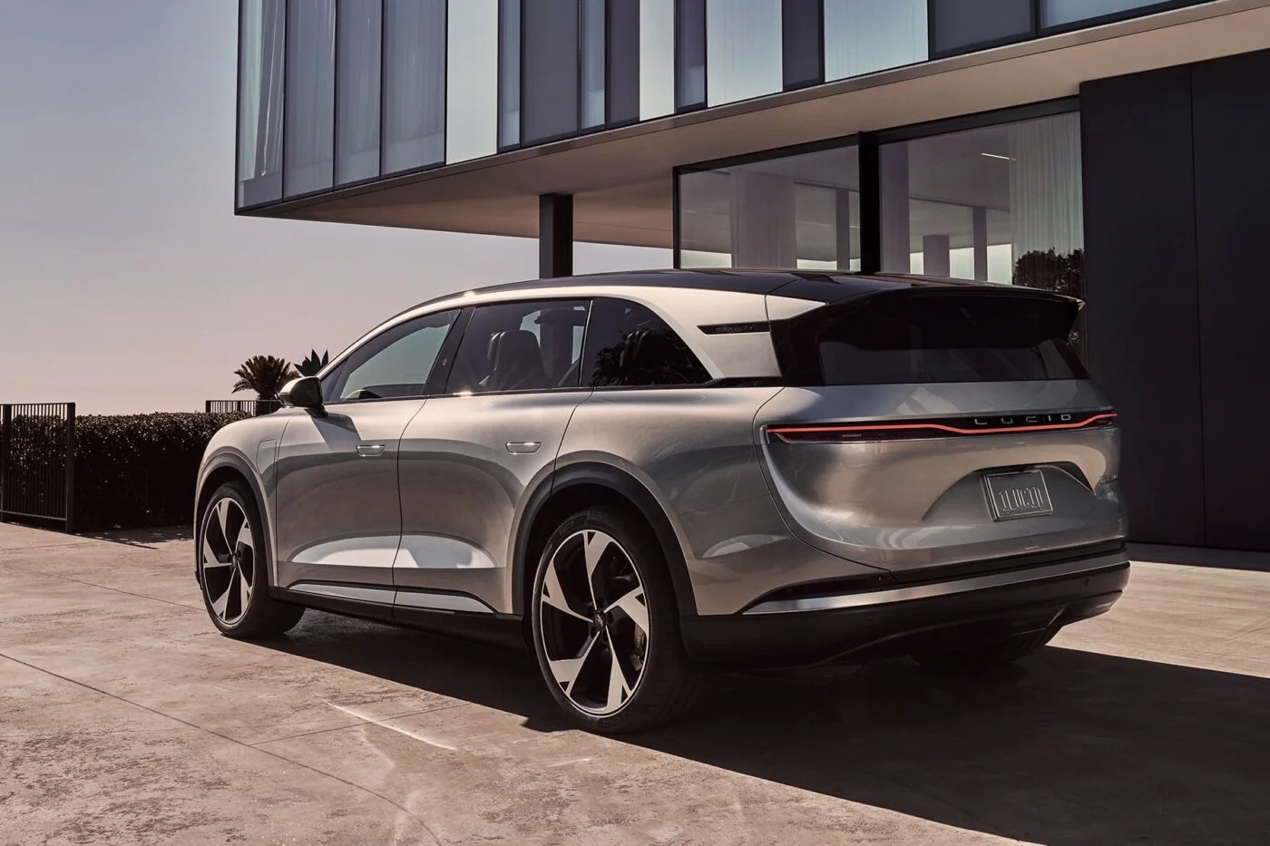 Έτοιμο το πρώτο SUV Gravity Grand Touring της Lucid Motors με αυτονομία πάνω από 700 χλμ