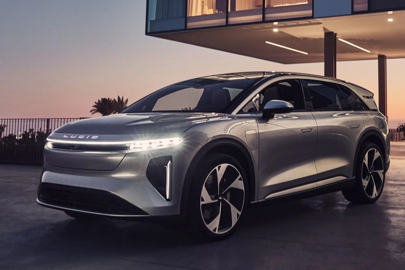 Έτοιμο το πρώτο SUV Gravity Grand Touring της Lucid Motors με αυτονομία πάνω από 700 χλμ