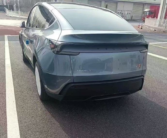 Στις 10 Ιανουαρίου, το νέο Tesla Model Y «Juniper» κυκλοφόρησε στην Κίνα με εύρος τιμών 263.500 – 303.500 γιουάν (39.950 – 41.400 USD). Το νέο μοντέλο διαθέτει ανανεωμένο εξωτερικό, χαμηλότερη αντίσταση 0,22 Cd, πιο ευρύχωρο πορτμπαγκάζ 100 λίτρων (με τα πίσω καθίσματα αναδιπλωμένα) και βελτιωμένες προδιαγραφές. Αυτό το όχημα θα ξεκινήσει τις παραδόσεις τον Μάρτιο του 2025 στην Κίνα. Το νέο Tesla Model Y έλαβε 50.000 παραγγελίες την ημέρα κυκλοφορίας στην Κίνα, σηματοδοτώντας ένα δυνατό ξεκίνημα.