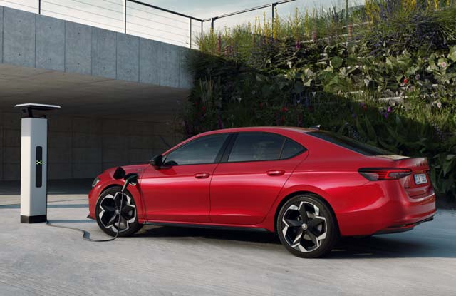 Το ολοκαίνουργιο Škoda Superb Hatch iV - Plug-In Hybrid - διαθέσιμο σύντομα