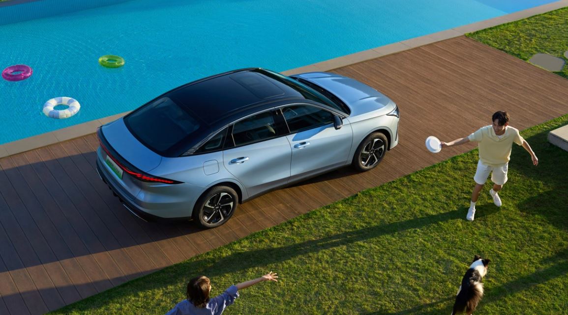 Το Geely Galaxy L6 EM-i PHEV με αυτονομία 2.000 χλμ κάνει πρεμιέρα