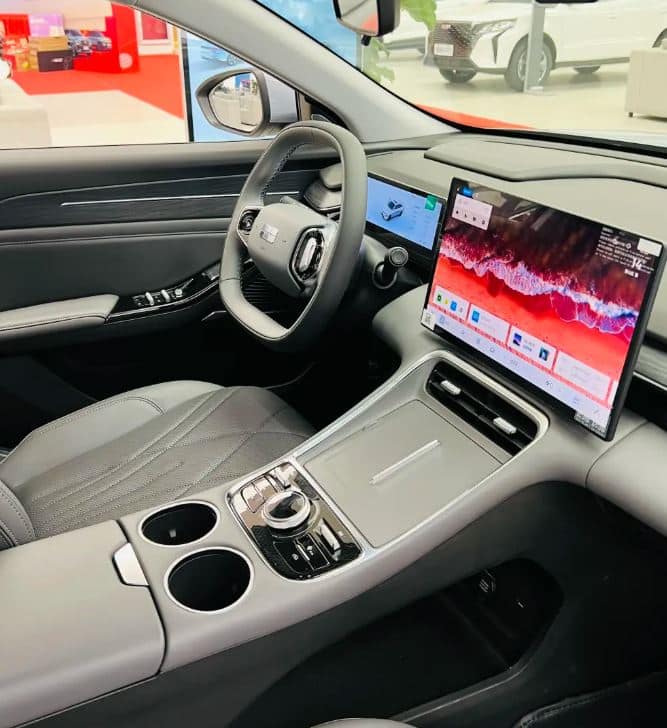 Το Geely Galaxy L6 EM-i PHEV με αυτονομία 2.000 χλμ κάνει πρεμιέρα