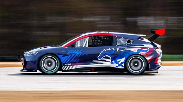 Η Ford παρουσιάζει το πρωτότυπο Mustang-Mach E NASCAR