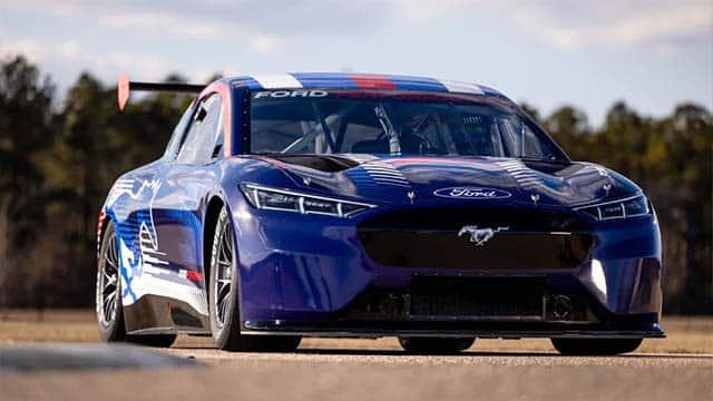 Η Ford παρουσιάζει το πρωτότυπο Mustang-Mach E NASCAR