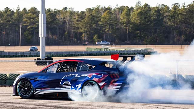 Η Ford παρουσιάζει το πρωτότυπο Mustang-Mach E NASCAR