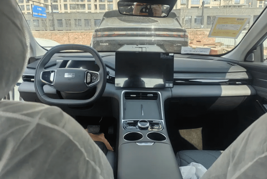 Το Geely Galaxy L6 EM-i PHEV με αυτονομία 2.000 χλμ κάνει πρεμιέρα