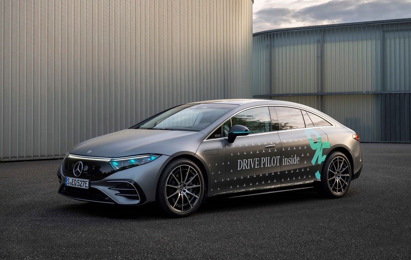 Η Mercedes πήρε άδεια για τη δοκιμή ειδικών φώτων σήμανσης αυτόνομης οδήγησης