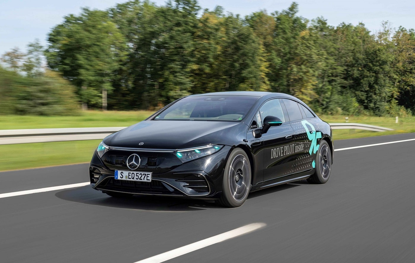 Η Mercedes πήρε άδεια για τη δοκιμή ειδικών φώτων σήμανσης αυτόνομης οδήγησης