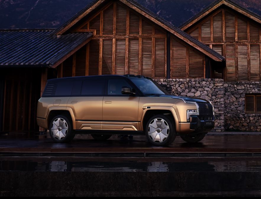 Το BYD Yangwang U8L με 1.196 PS σε πάει παντού – Ακόμη και στο νερό!