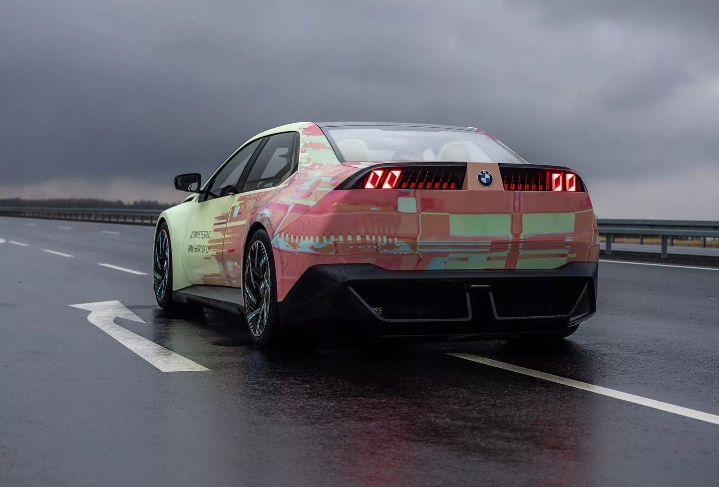 Το όχημα που λάμπει στο σκοτάδι και επιταχύνει σαν ρουκέτα – Γνωρίστε το Vision της BMW!