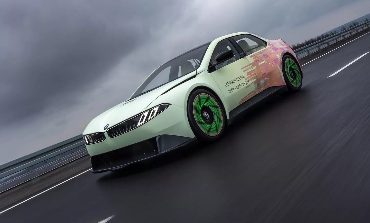 Το όχημα που λάμπει στο σκοτάδι και επιταχύνει σαν ρουκέτα – Γνωρίστε το Vision της BMW!