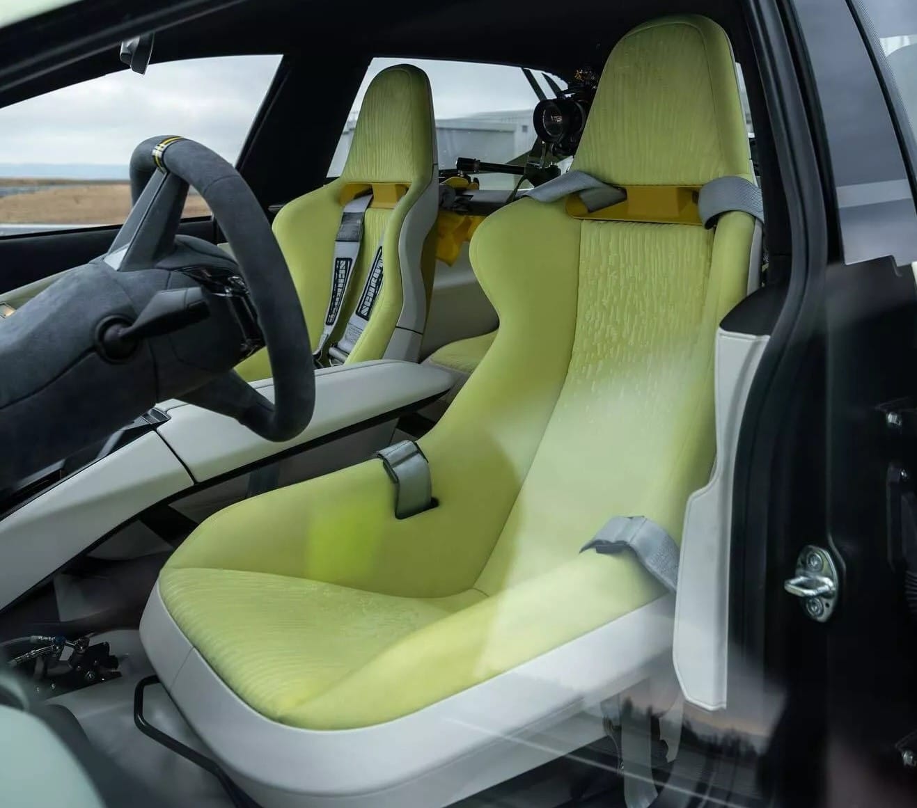 Το όχημα που λάμπει στο σκοτάδι και επιταχύνει σαν ρουκέτα – Γνωρίστε το Vision της BMW!