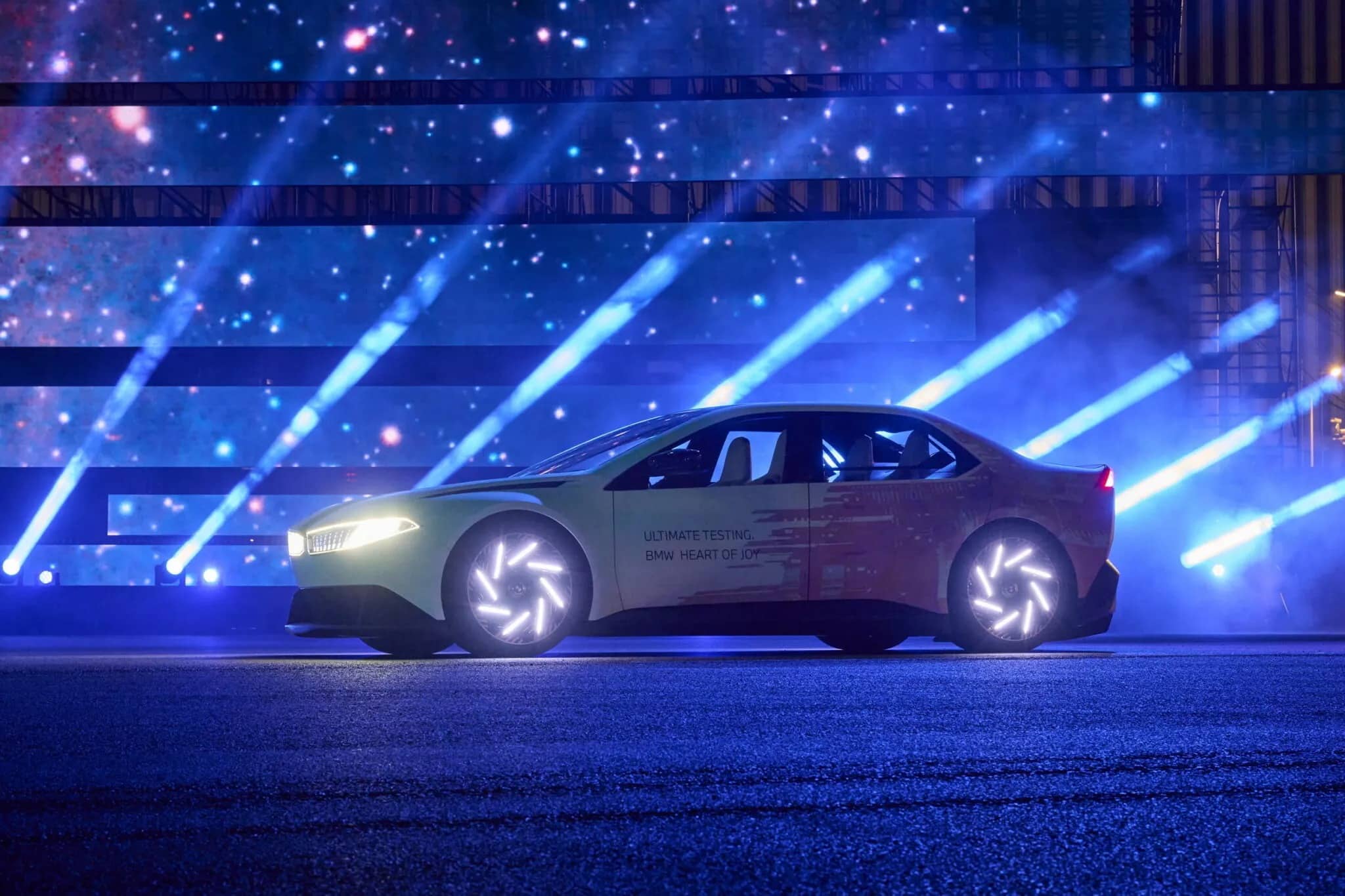 Το όχημα που λάμπει στο σκοτάδι και επιταχύνει σαν ρουκέτα – Γνωρίστε το Vision της BMW!