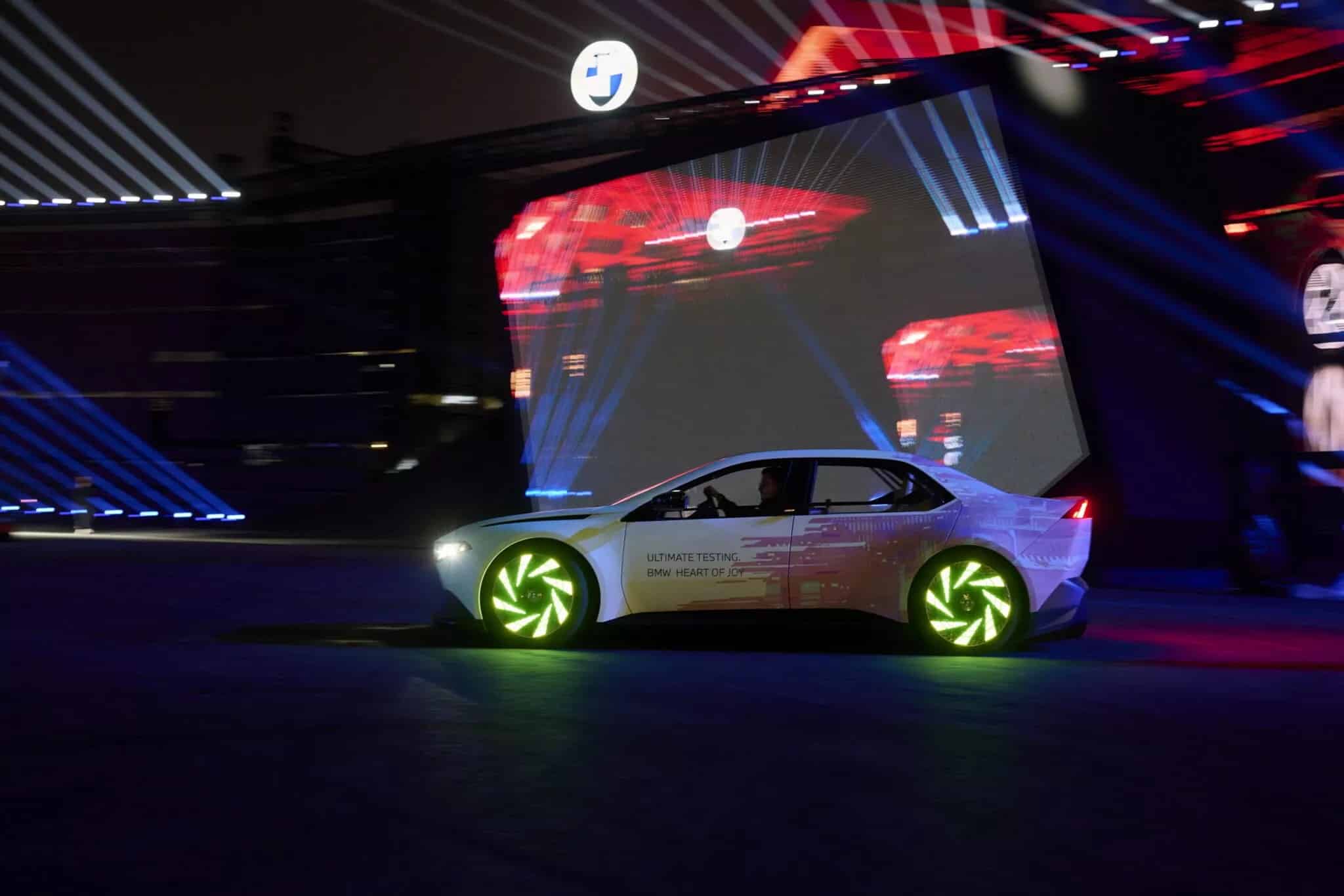 Το όχημα που λάμπει στο σκοτάδι και επιταχύνει σαν ρουκέτα – Γνωρίστε το Vision της BMW!