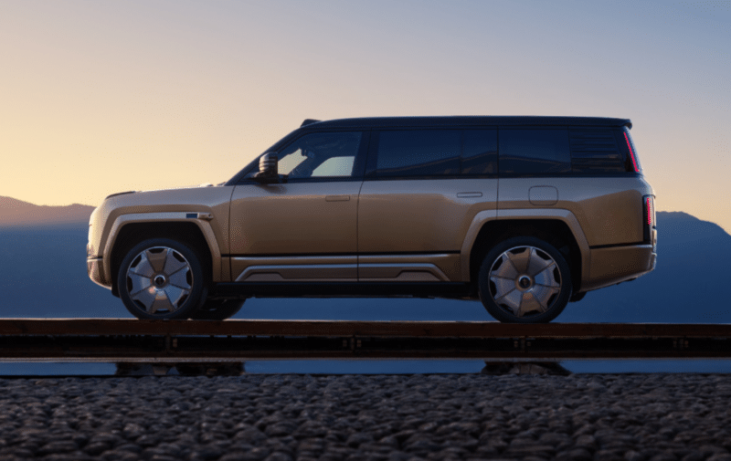 Το BYD Yangwang U8L με 1.196 PS σε πάει παντού – Ακόμη και στο νερό!