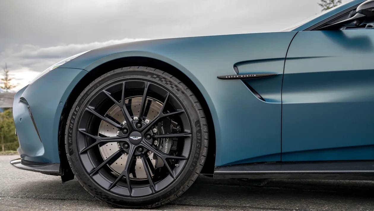 Η ανοιχτή βόμβα της Aston Martin σαρώνει ό,τι κινείται, ακόμα και την 911 Turbo!