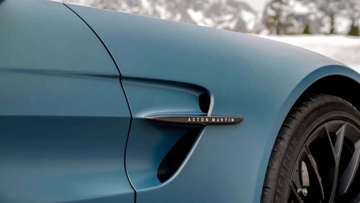 Η ανοιχτή βόμβα της Aston Martin σαρώνει ό,τι κινείται, ακόμα και την 911 Turbo!