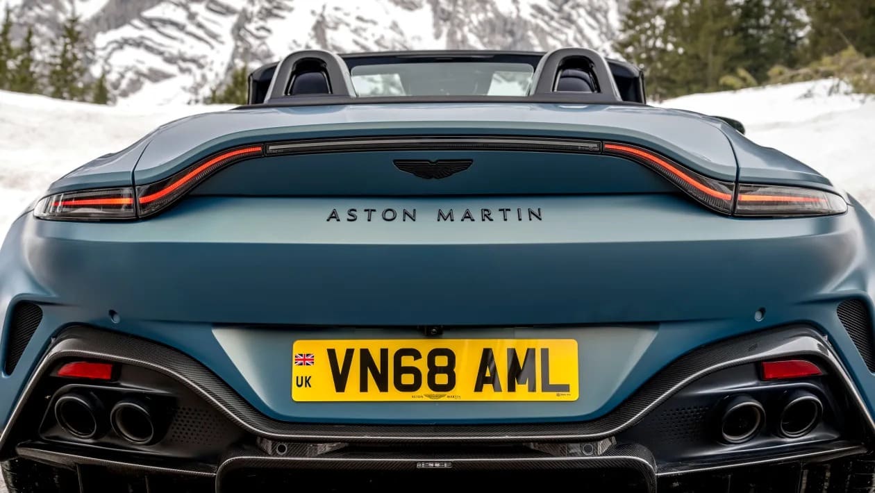 Η ανοιχτή βόμβα της Aston Martin σαρώνει ό,τι κινείται, ακόμα και την 911 Turbo!