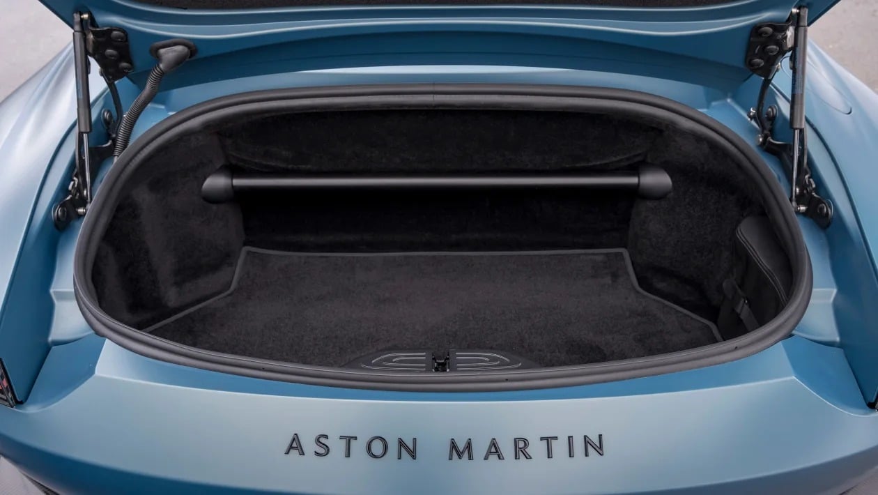Η ανοιχτή βόμβα της Aston Martin σαρώνει ό,τι κινείται, ακόμα και την 911 Turbo!