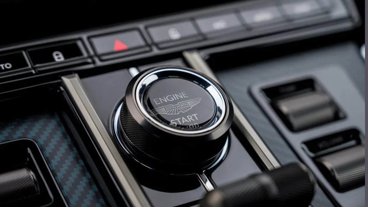 Η ανοιχτή βόμβα της Aston Martin σαρώνει ό,τι κινείται, ακόμα και την 911 Turbo!