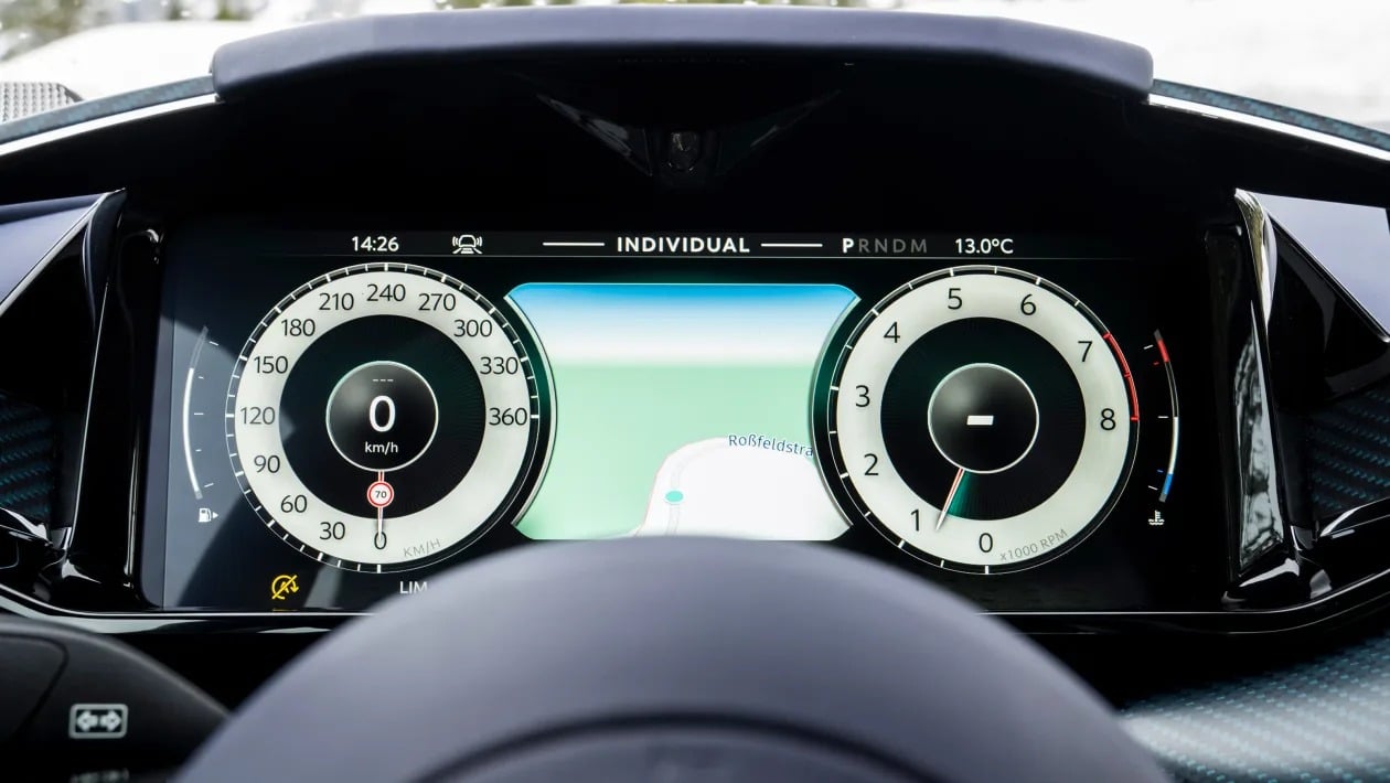 Η ανοιχτή βόμβα της Aston Martin σαρώνει ό,τι κινείται, ακόμα και την 911 Turbo!