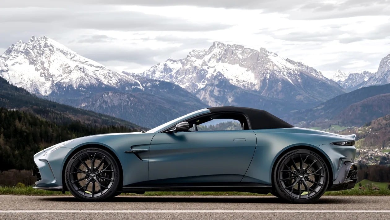 Η ανοιχτή βόμβα της Aston Martin σαρώνει ό,τι κινείται, ακόμα και την 911 Turbo!