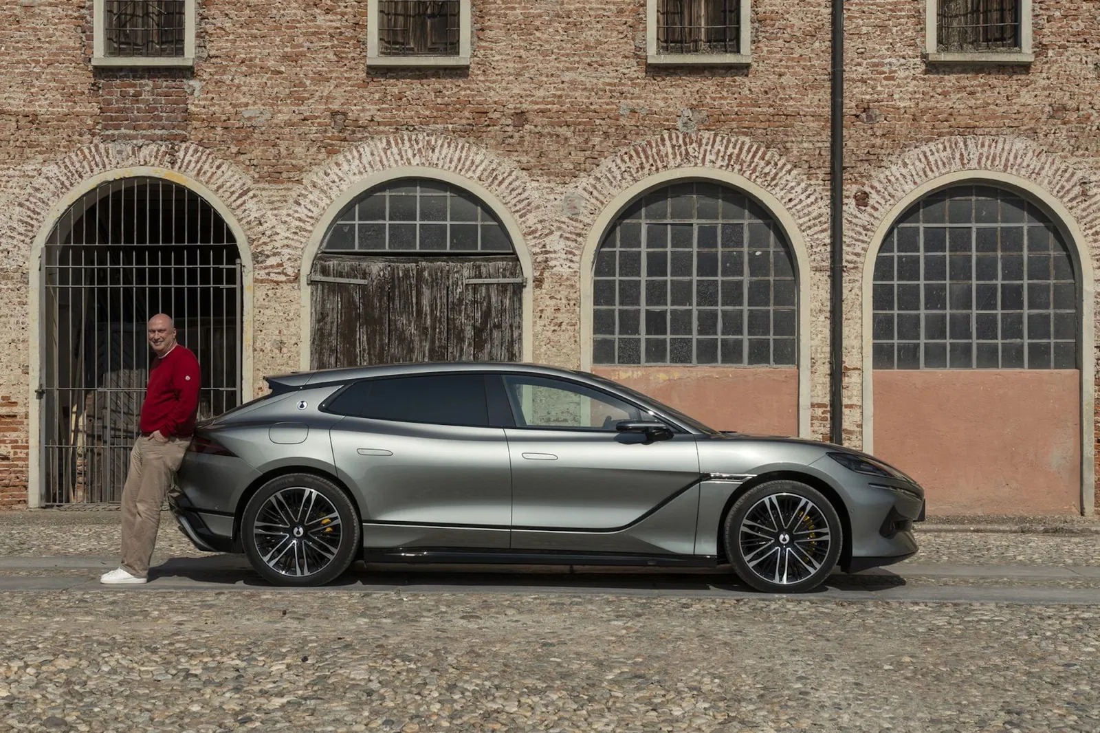 Με 965 ίππους και τετρακίνηση, αυτό το κινέζικο «όπλο» ξεπερνά την Porsche Taycan!