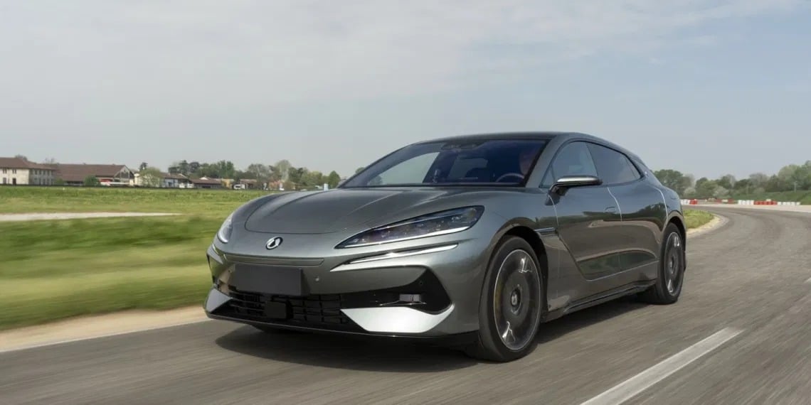 Με 965 ίππους και τετρακίνηση, αυτό το κινέζικο «όπλο» ξεπερνά την Porsche Taycan!