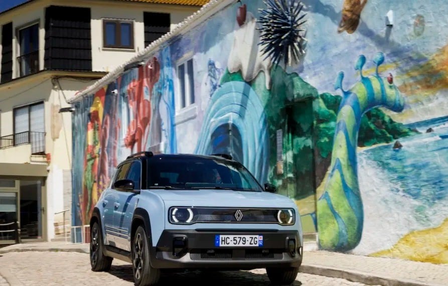 Renault 4 E-Tech: Το ηλεκτρικό θαύμα που ξεπέρασε το R5 - Μεγαλύτερο, έξυπνο και έτοιμο για περιπέτειες!