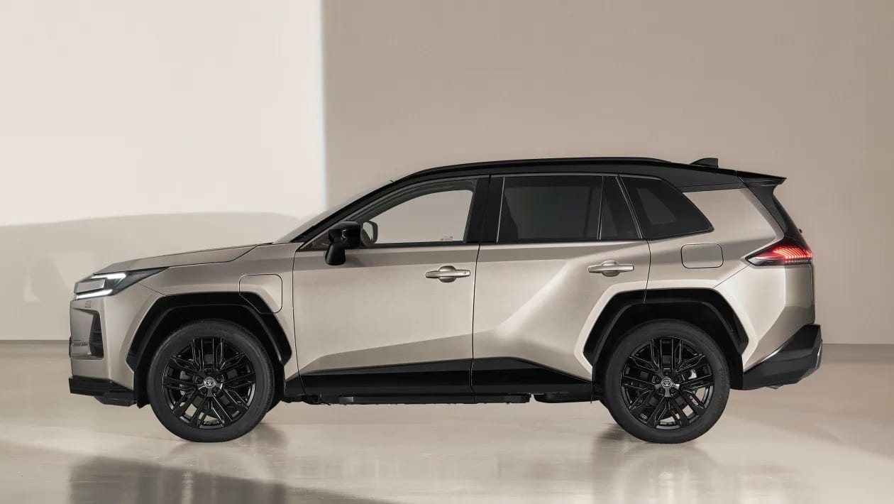 Το νέο Toyota RAV4 είναι εδώ – Με 300 ίππους, 100 χλμ ηλεκτρική αυτονομία και εσωτερικό-έκπληξη!