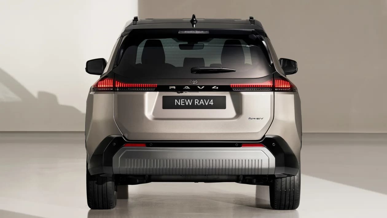 Το νέο Toyota RAV4 είναι εδώ – Με 300 ίππους, 100 χλμ ηλεκτρική αυτονομία και εσωτερικό-έκπληξη!