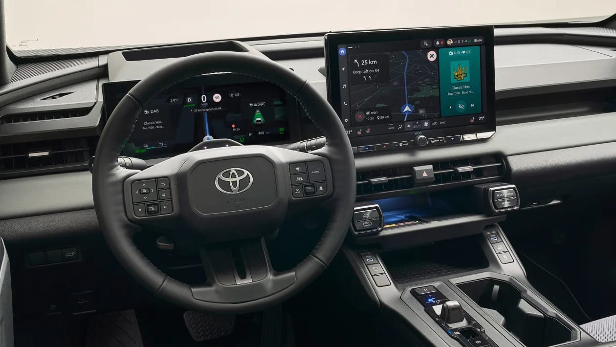 Το νέο Toyota RAV4 είναι εδώ – Με 300 ίππους, 100 χλμ ηλεκτρική αυτονομία και εσωτερικό-έκπληξη!