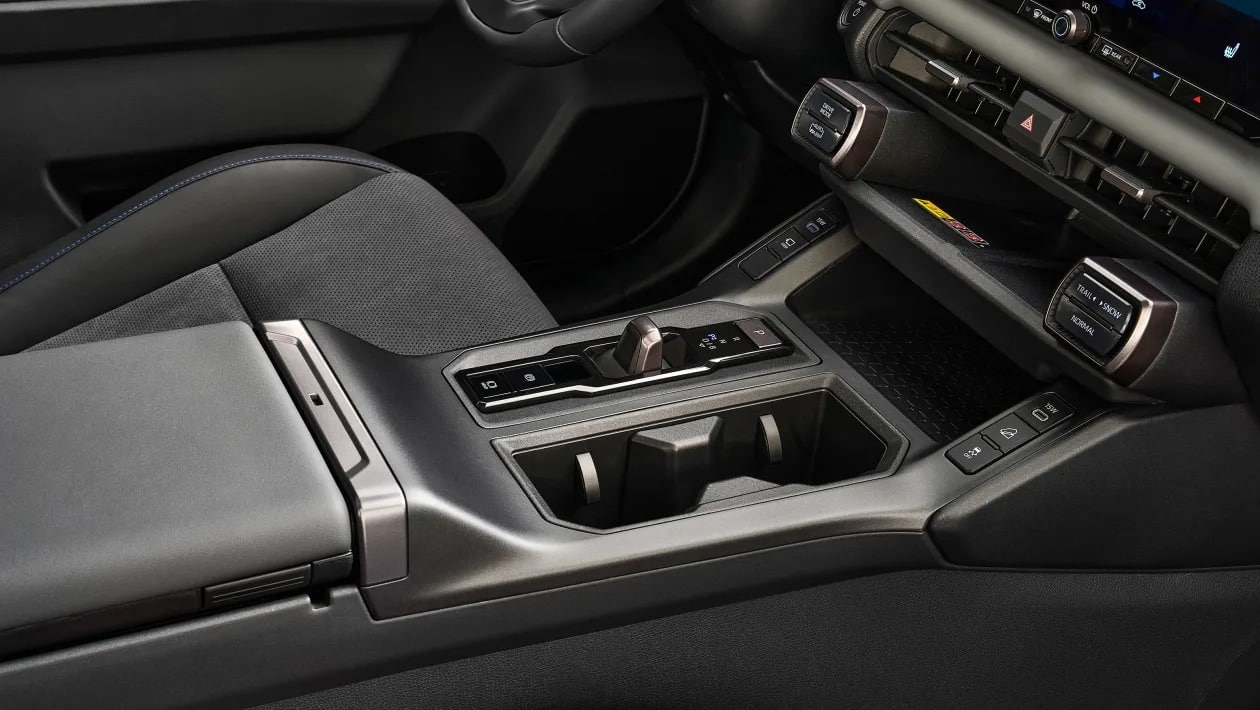 Το νέο Toyota RAV4 είναι εδώ – Με 300 ίππους, 100 χλμ ηλεκτρική αυτονομία και εσωτερικό-έκπληξη!