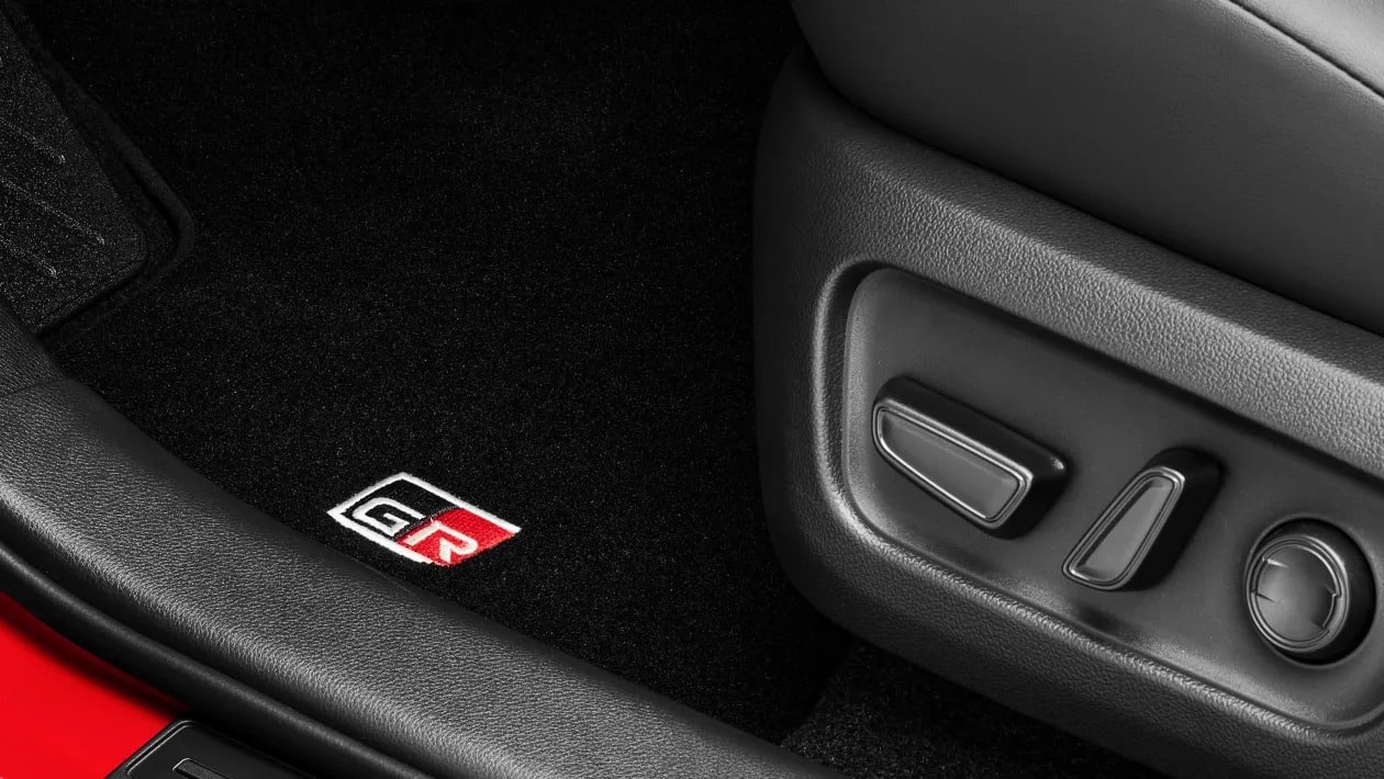 Το νέο Toyota RAV4 είναι εδώ – Με 300 ίππους, 100 χλμ ηλεκτρική αυτονομία και εσωτερικό-έκπληξη!