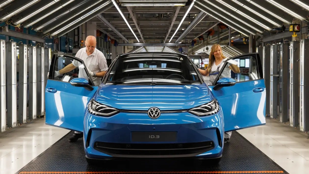 Η Volkswagen ταράζει τα νερά: Ηλεκτρικά από €20.000 με νέες LFP μπαταρίες