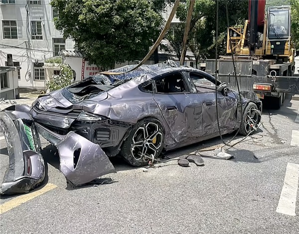 Xiaomi SU7 Max: Το «πάτησε» φορτηγό και εξακολουθεί να λειτουργεί!