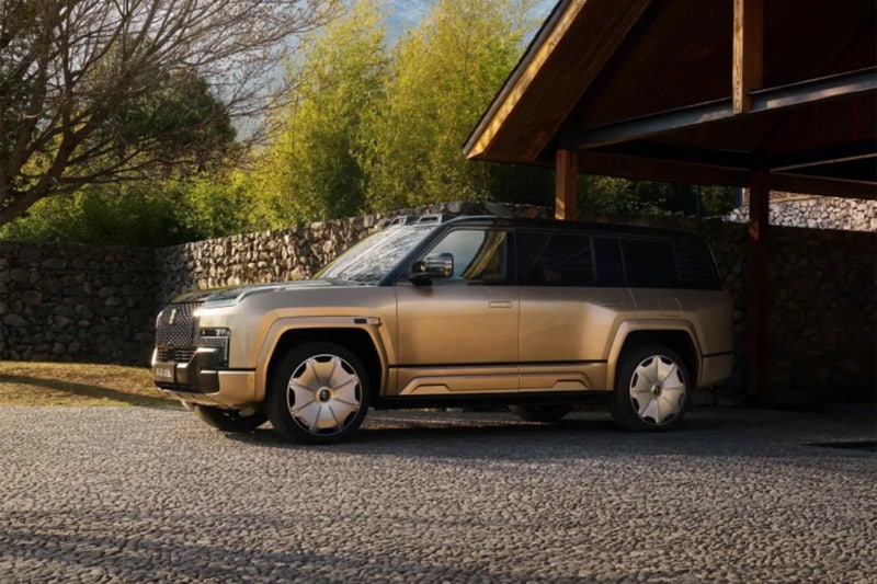 BYD U8L: Χρυσά 24Κ σήματα, αυτόνομη οδήγηση, κτηνώδη δύναμη και τιμή… Ferrari