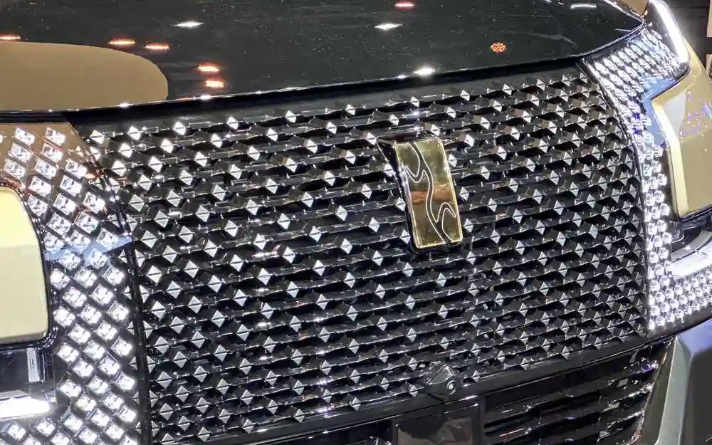 BYD U8L: Χρυσά 24Κ σήματα, αυτόνομη οδήγηση, κτηνώδη δύναμη και τιμή… Ferrari