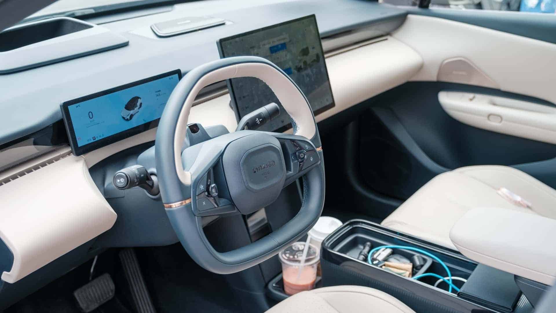 Έρχεται από την Κίνα, ντύνεται Σουηδικά και «σβήνει» το ID.3 – Αυτό είναι το Z20!