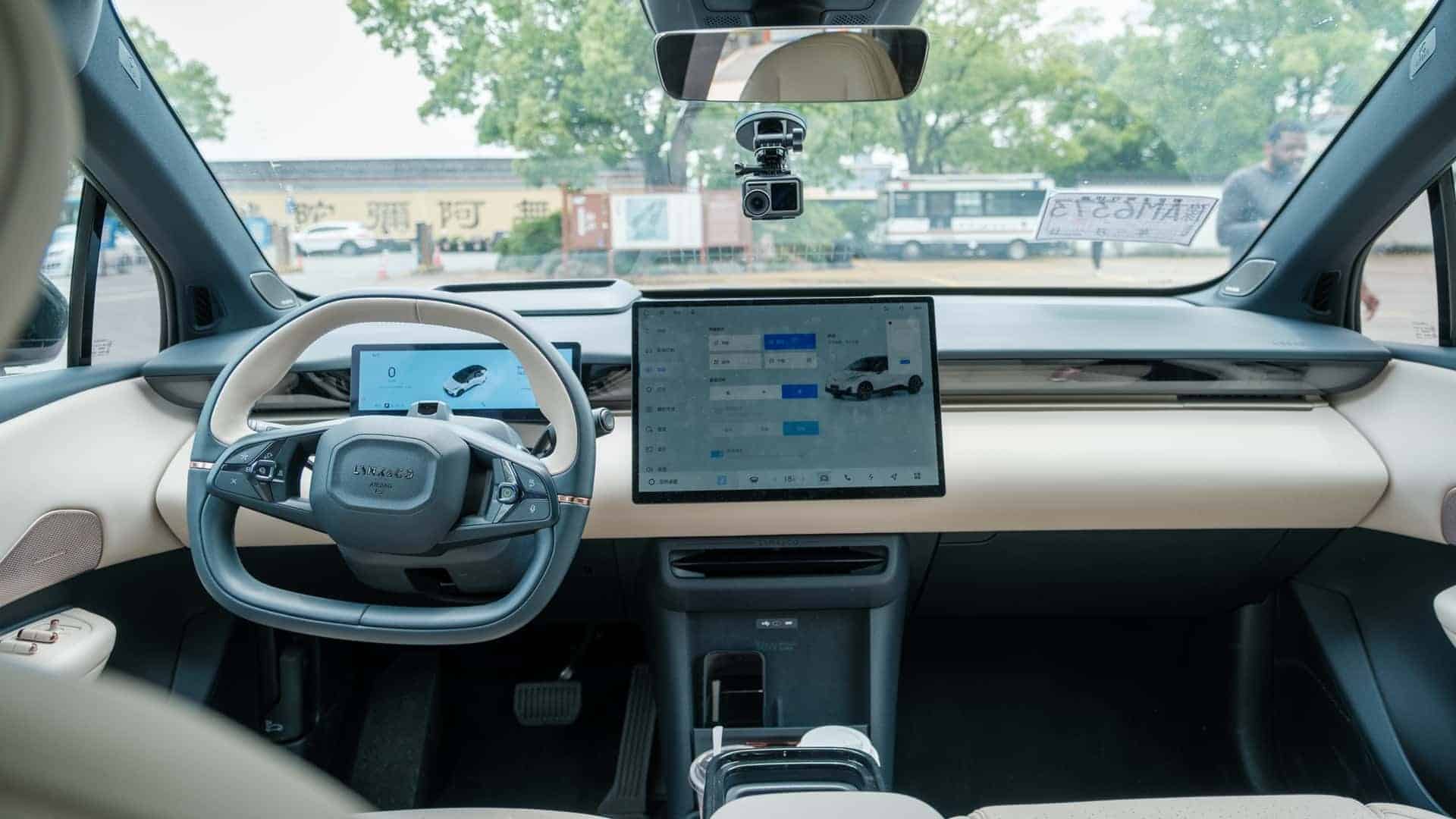 Έρχεται από την Κίνα, ντύνεται Σουηδικά και «σβήνει» το ID.3 – Αυτό είναι το Z20!