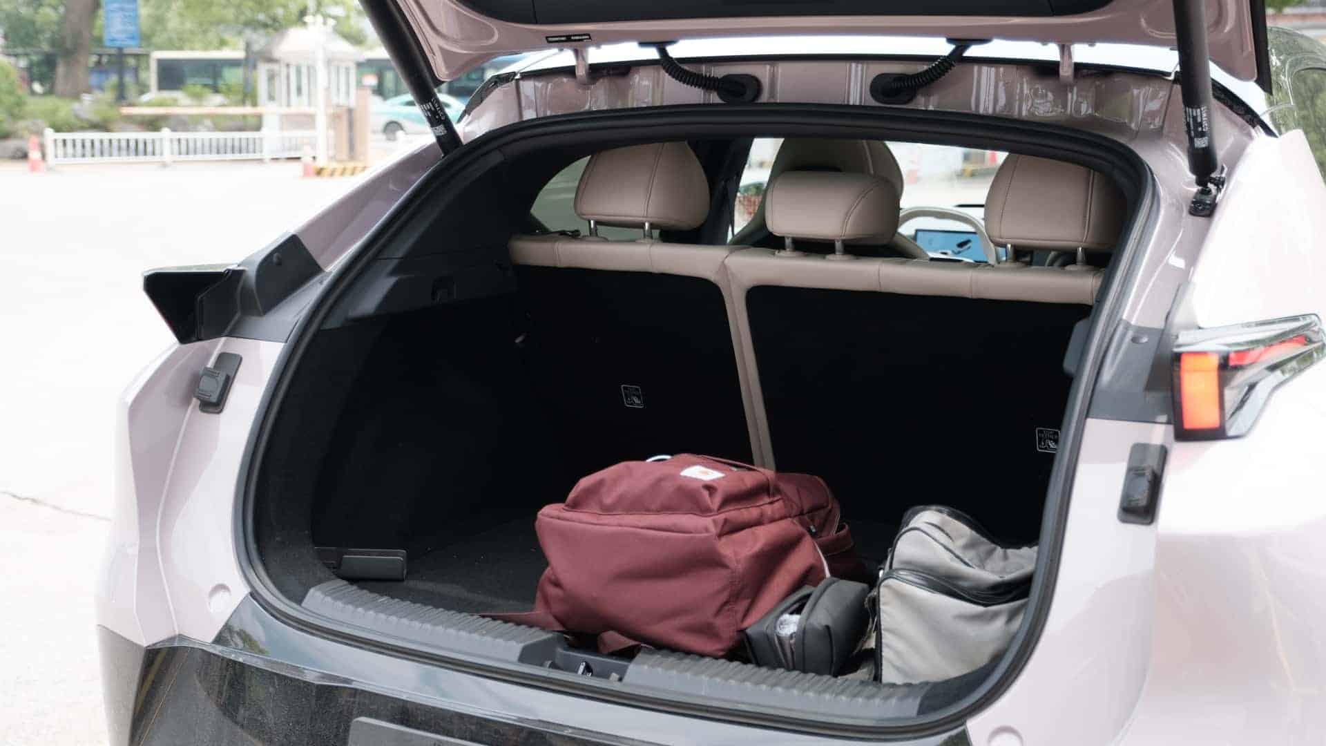 Έρχεται από την Κίνα, ντύνεται Σουηδικά και «σβήνει» το ID.3 – Αυτό είναι το Z20!