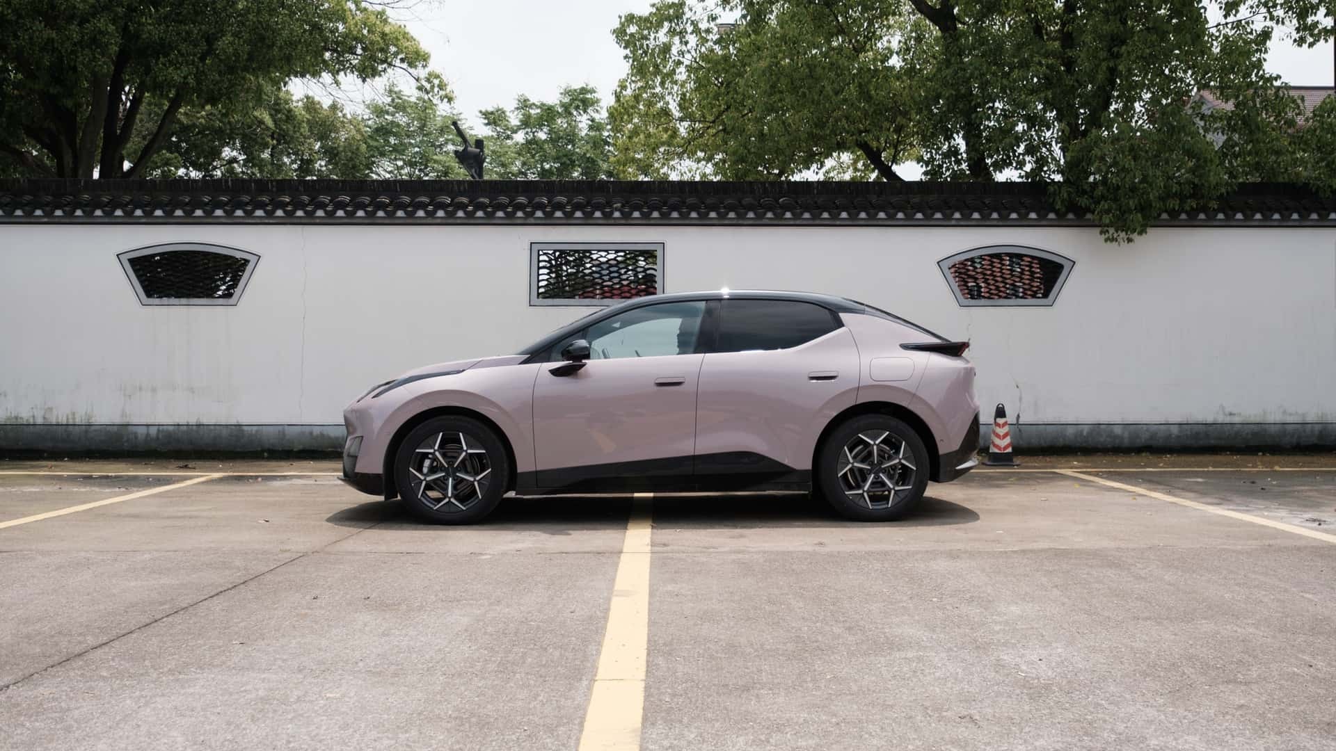 Έρχεται από την Κίνα, ντύνεται Σουηδικά και «σβήνει» το ID.3 – Αυτό είναι το Z20!