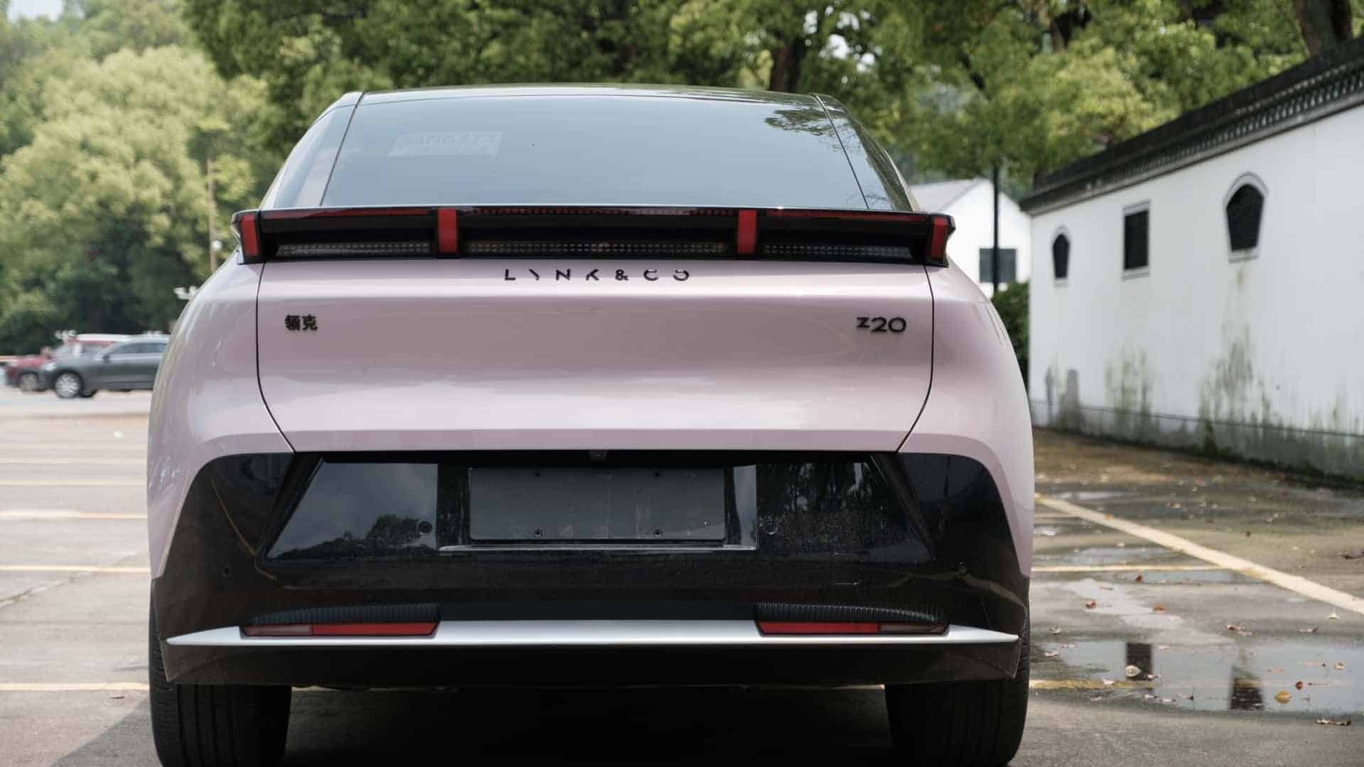 Έρχεται από την Κίνα, ντύνεται Σουηδικά και «σβήνει» το ID.3 – Αυτό είναι το Z20!