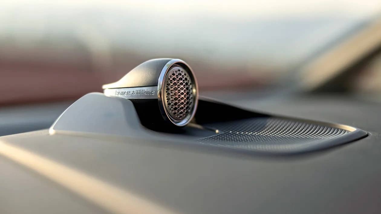 Volvo EM90 2025: Ο απόλυτος «δολοφόνος» των SUV